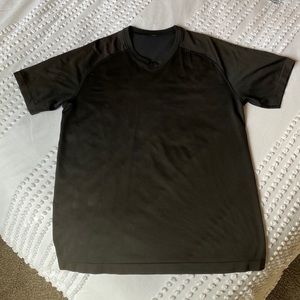 Lululemon Metal Vent Tech V Neck SS - Size: L